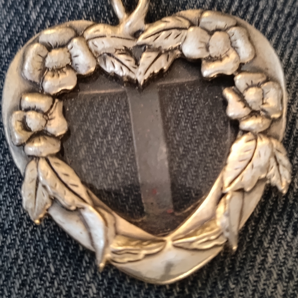 Vintage heart picture pendant